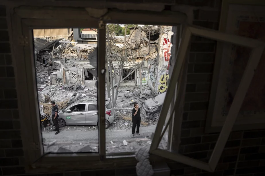 Завалы будынка праз дзень пасля таго, як у яго патрапіла ракета, выпушчаная з сектара Газа, Тэль-Авіў, Ізраіль, 8 кастрычніка 2023 г. Фота: Oded Balilty / AP Photo