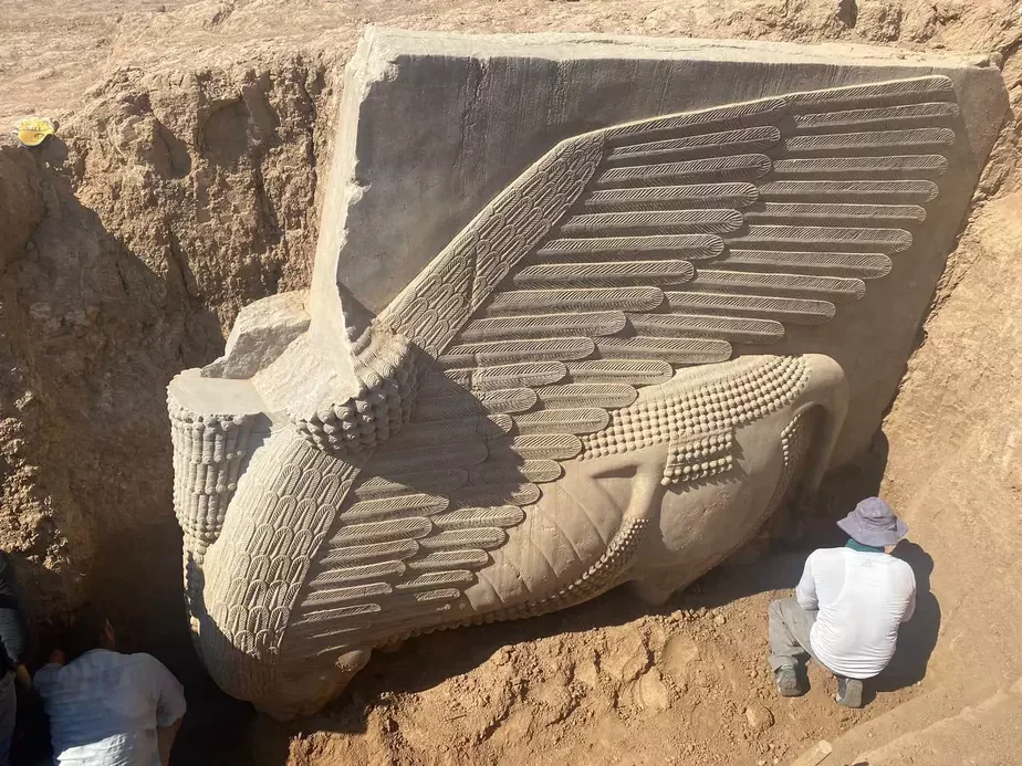 Скульптура шеду, обнаруженная на руинах города Дур-Шаррукин. Фото: Иракский государственный совет по древностям и культурному наследию