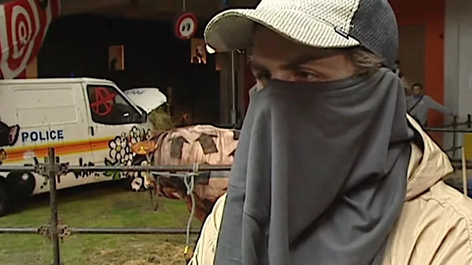 Кадр с репортажа телеканала ITV London за 2003 год, на котором, вероятно, показан Бэнкси. Фото: ITV News