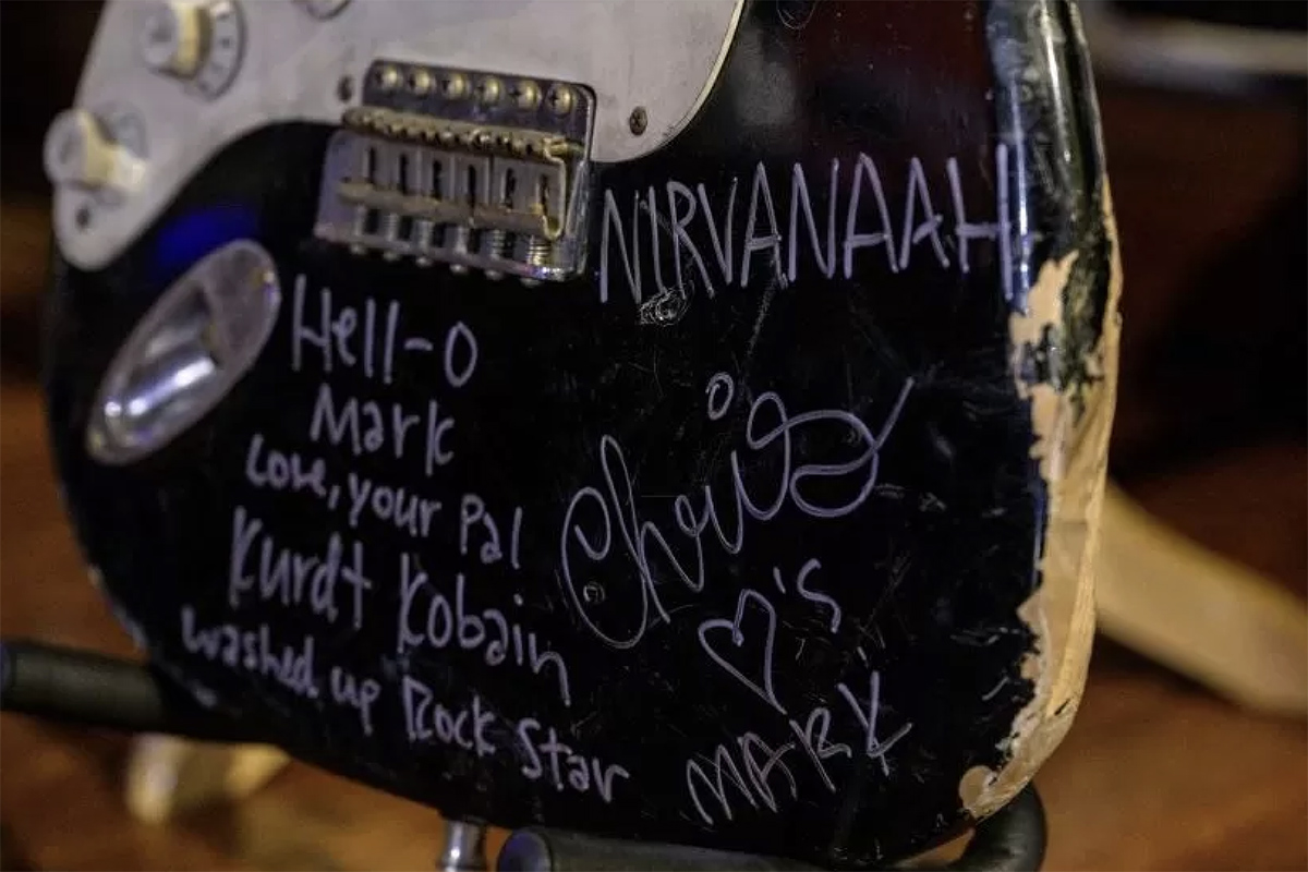 Разбитую гитару Курта Кобейна продали на аукционе почти за 600 тысяч  долларов